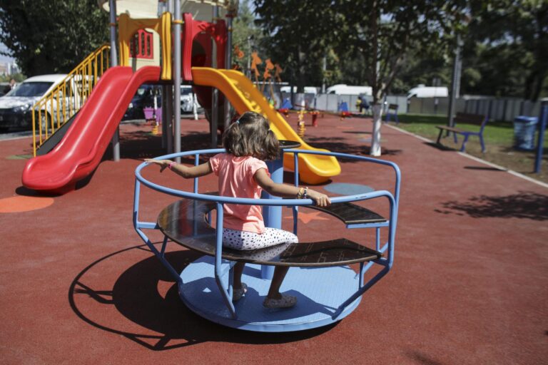 ALERTĂ | Părinți îngrijorați de un bărbat cu comportament suspect în apropierea unei grădinițe din Rahova