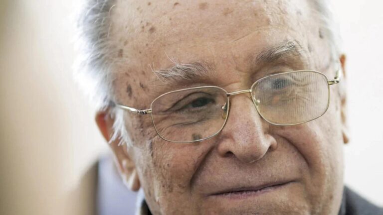 ALERTĂ | Starea de sănătate a lui Ion Iliescu s-a agravat. „Are cu dificultăți respiratorii importante”
