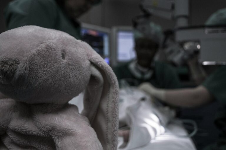 Accident de circulaţie pe Aleea Privighetorilor: O fetiţă de 13 ani, transportată la spital