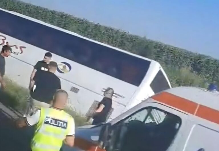 Accident grav pe A2, plan roșu activat. Autocar cu copii răsturnat în șanț