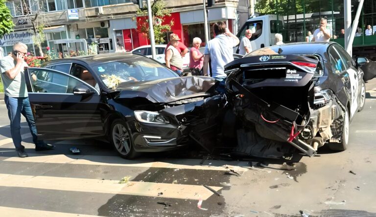Accident grav pe Bulevardul Iuliu Maniu: Două mașini distruse la intersecția cu Valea Largă
