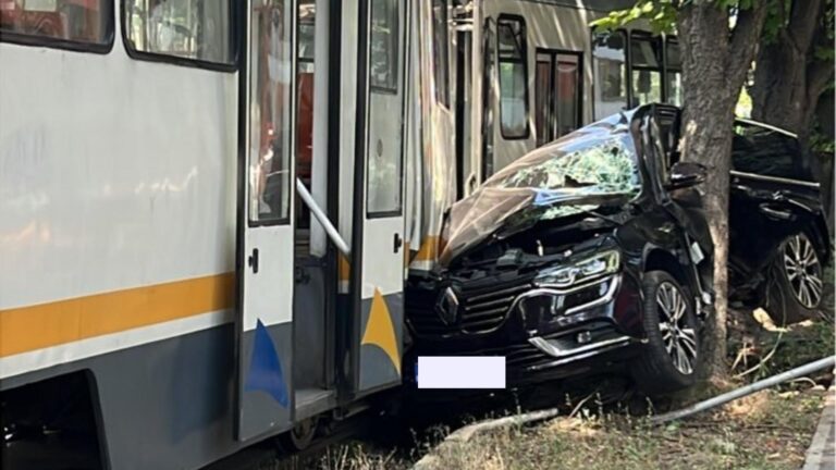 Accident grav pe Bulevardul Păcii: Coliziune între o mașină și un tramvai