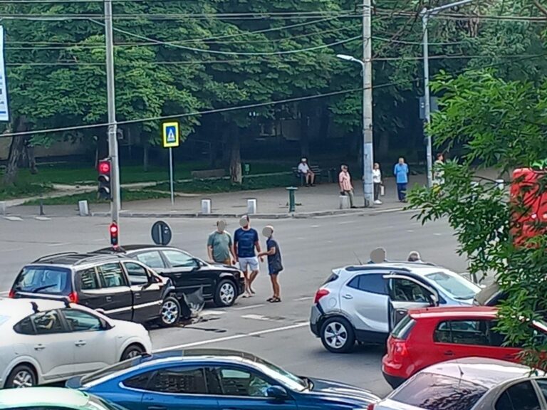 Accident rutier pe Bulevardul Iuliu Maniu, afectând linia de troleibuz 62