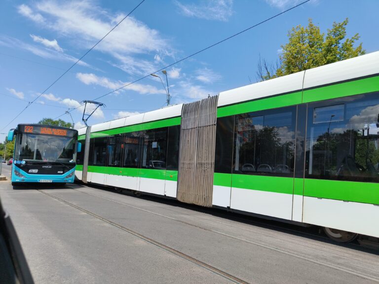 Accident ușor între tramvai și autobuz în intersecția Constantin Brâncoveanu