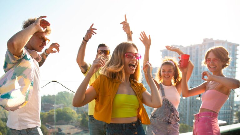 Activități interesante pentru weekendul acesta în București: Ceai Dansant de Sânziene, târg de adopții pentru pisici, Kids & Family Siesta și festivalul Nostalgia