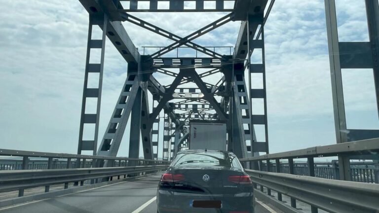 Aplicația care îți arată timpul de așteptare la Podul Prieteniei: Vacanța ta începe fără cozi interminabile!