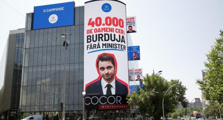 Aproape 400 de cetățeni au contribuit pentru a afișa fața liderului PNL București pe ecranele magazinului Cocor