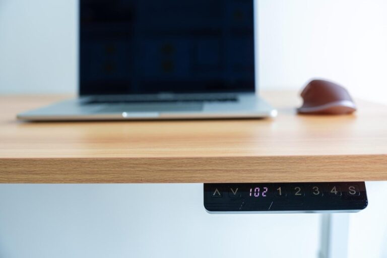 Birourile reglabile pe înălțime câștigă popularitate: Motivele din spatele acestei tendințe