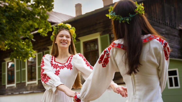 Ceai Dansant de Sânziene, în weekend, pe Armenească