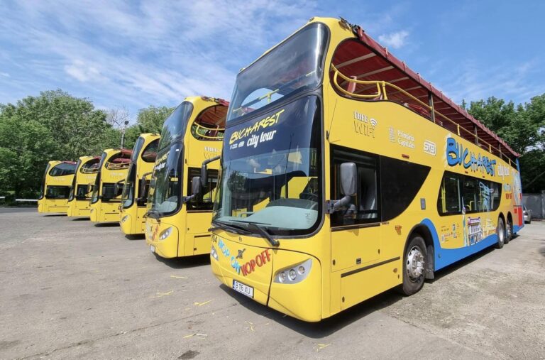 Cine suportă costurile parcării autobuzelor turistice din București? Curtea de Conturi a identificat un prejudiciu de peste 160.000 de euro din cauza întârzierilor în operarea liniei speciale