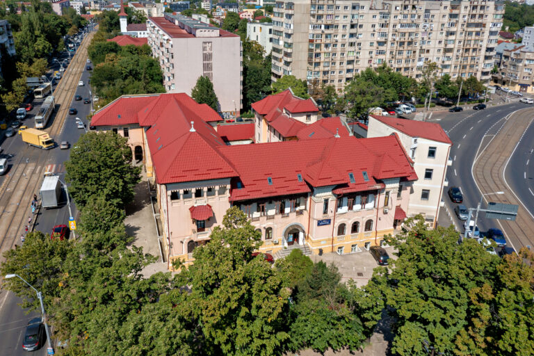 Protest al părinților și angajaților Colegiului Tehnologic „Grigore Cerchez” în Sectorul 5 privind întârzierea închirierii sediului