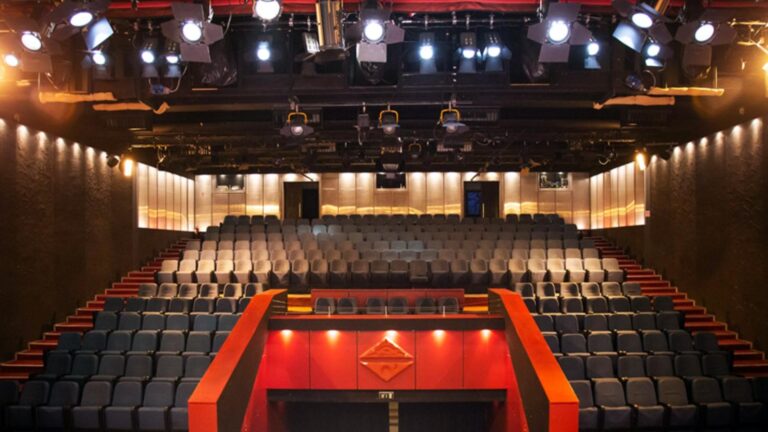 Creșterea prețurilor biletelor la teatrele din București, votată de consilierii generali