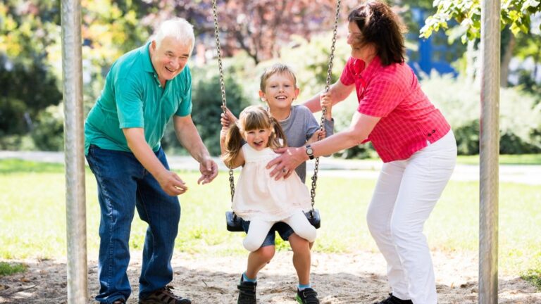 Distracție pentru copii și bunici, toată vara, în parcurile din Sectorul 1