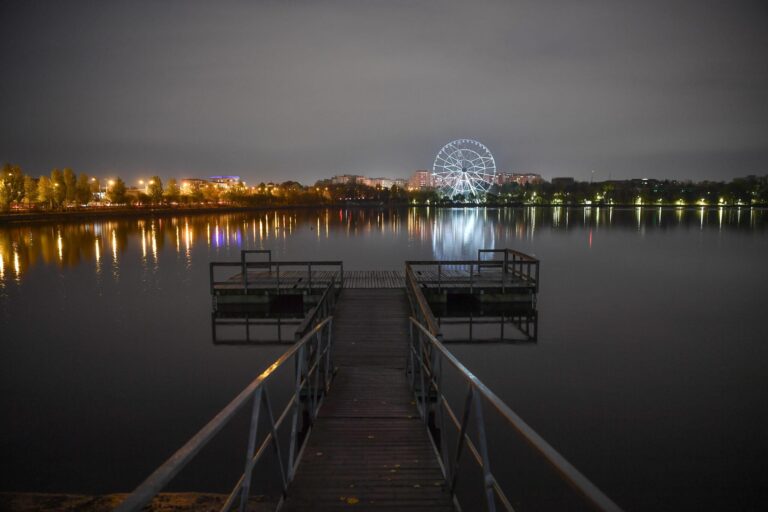 Dormi, dacă poți! Un bucureștean din cartierul Tei se plânge de zgomotul venit de la cluburile din zonă.
