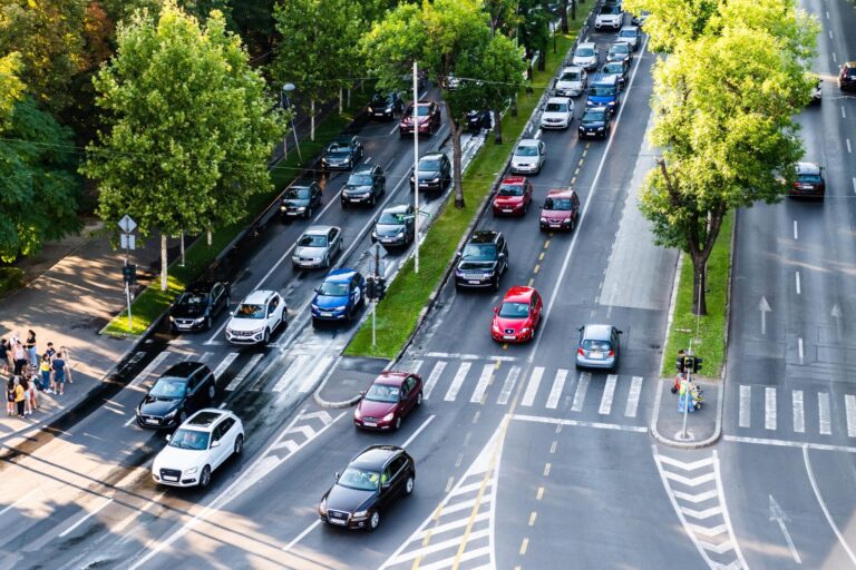 ESENȚIAL | PSD mimează modestia auto în București: „Vă rugăm să nu veniți cu mașini de lux, folosiți taxiuri sau UBER”