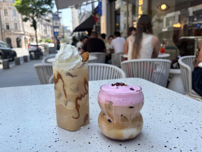 Explozie de nuanțe pastelate în inima orașului: Mayfair 39, cafeneaua care îmbină cafeaua cu estetica