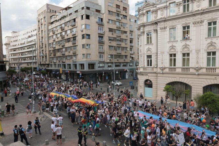 FOTO | A început ediția 20 a marșului Bucharest Pride. Manifestanții vor merge de la Piața Victoriei până la Parcul Izvor | Traseul complet