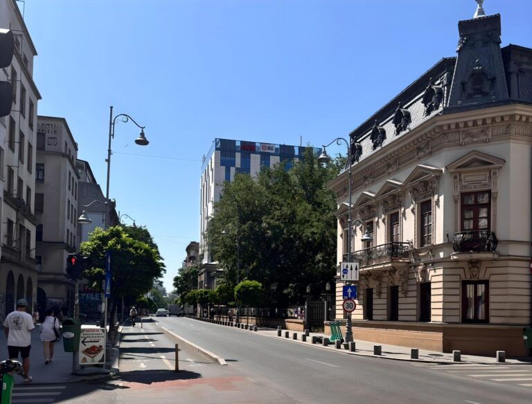 FOTO | Imagine surprinzătoare pe Calea Victoriei, semnele Fericirii de Vară în Traficul din București, sezonul 2025