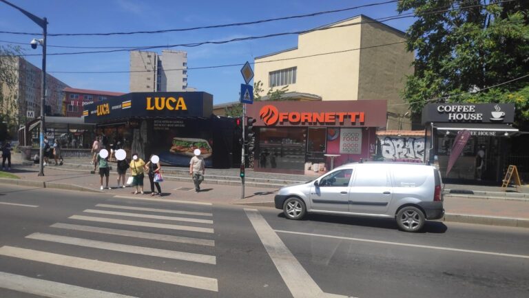 FOTO | Stilul inedit de parcare al bucureștenilor: o dubiță lăsată în intersecție pentru un covrig