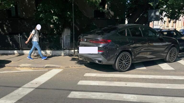 FOTO | Un șofer din București a parcat pe două treceri de pietoni, stârnind controverse