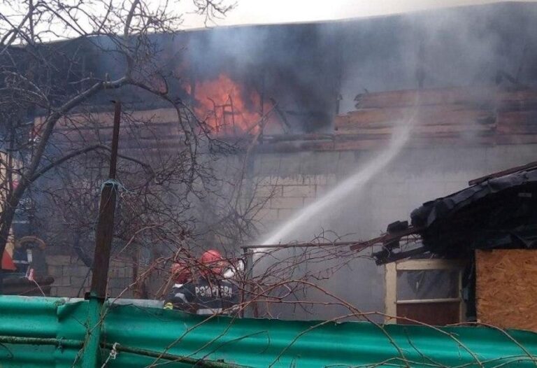 Incendiu devastator în Ferentari: Un bebeluş şi un bărbat transportaţi la spital