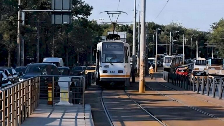 Incident medical pe linia 1 a STB. Tramvaiele sunt blocate în stația Lizeanu