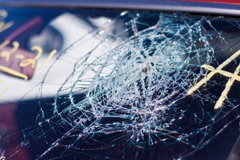 Incident șocant în Capitală: Un balcon a căzut peste o mașină parcată