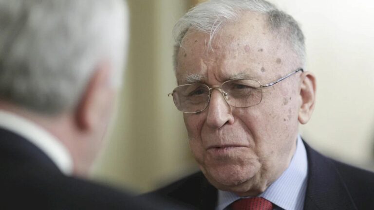 Ion Iliescu, internat de urgență la spitalul SRI, pe secția ATI