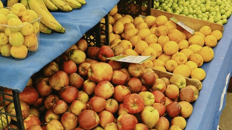 Legume și fructe proaspete la piața volantă din Primăverii, în weekend. 25 de producători locali vor oferi produse românești bucureștenilor