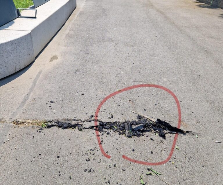 O bară de metal a străpuns asfaltul la stația de metrou Timpuri Noi, un pericol pentru trecători