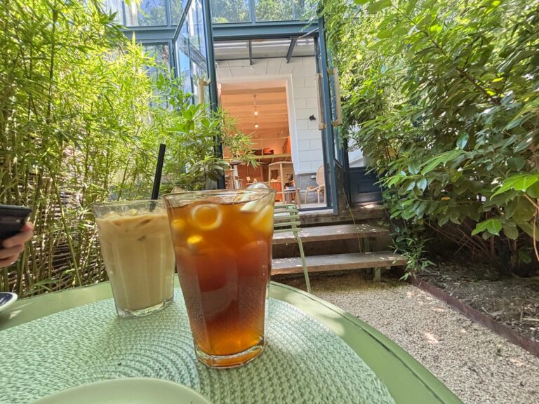 Oaza de verdeață și cafea cu limonadă în centrul Bucureștiului: Room4 Coffee Yard