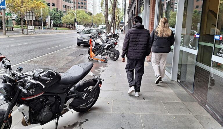 Parcarea motocicletelor pe trotuare în București, un proiect de lege controversat
