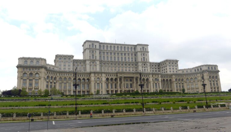 Parlamentarii care dețin proprietăți nu vor mai primi chirie de la stat