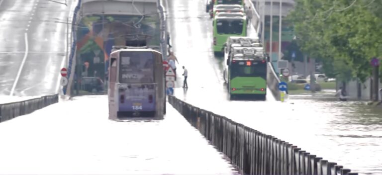 Ploaia de luni a stabilit un nou record de precipitații în București