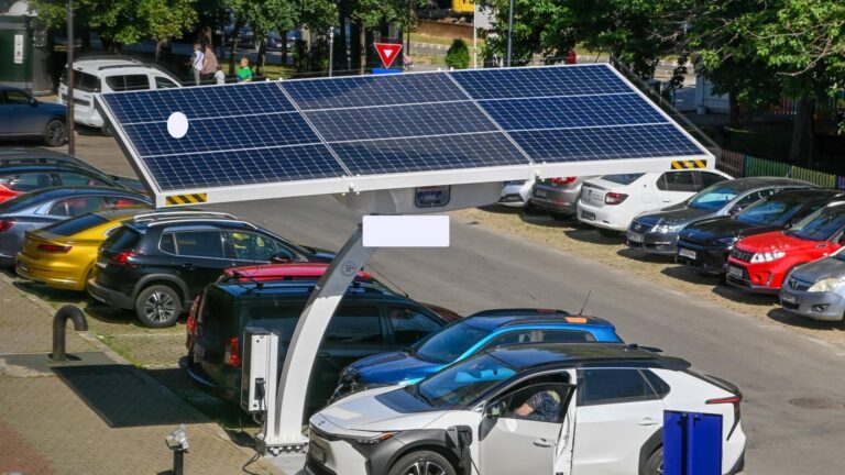 Prima stație de încărcare solară pentru mașini electrice, disponibilă gratuit în Sectorul 2