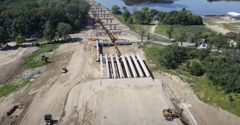 Progrese semnificative pe tronsonul challenging al Autostrăzii Bucureștiului: grinzi montate peste Lacul Cernica