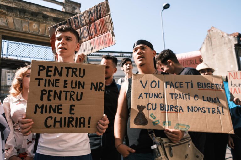Protest al studenților și elevilor împotriva reducerii burselor în Capitală