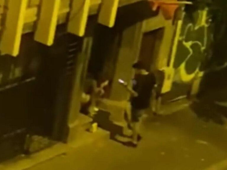 Scene revoltătoare în București. Un bărbat a agresat o tânără în plină stradă.