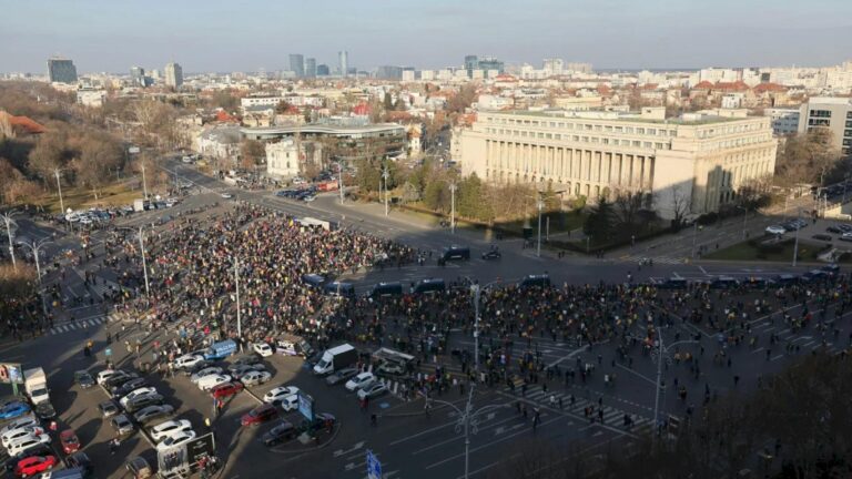 Studenții protestează în Piața Victoriei împotriva tăierilor de burse planificate de Guvern