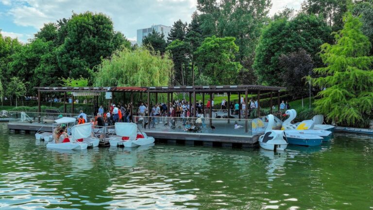 Tarifele și programul pentru plimbările cu barca, lebăda și hidrobicicleta pe lacul din Parcul Drumul Taberei