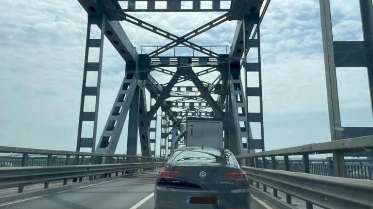 Timpul de așteptare pe Podul Prieteniei atinge 480 de minute