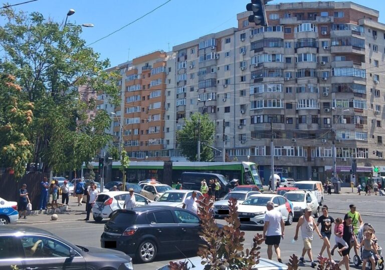Trafic ALERT | Accident la intersecția Calea Rahovei/Calea Ferentari, linia 32 este blocată. STB: Tramvaiele circulă deviat pe ambele sensuri