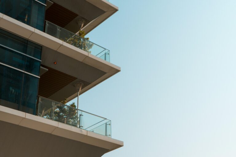 Tragedie în București: O fetiță de 2 ani a decedat după o cădere de la etajul 11