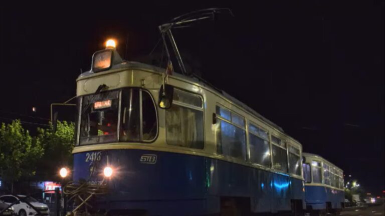Tramvaiul Stropitoare din București: Un Unicat Folosit pentru Răcorirea Străzilor