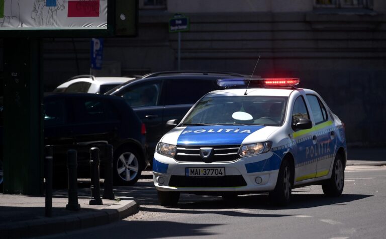 Trei minori reținuți după furtul unei mașini în București