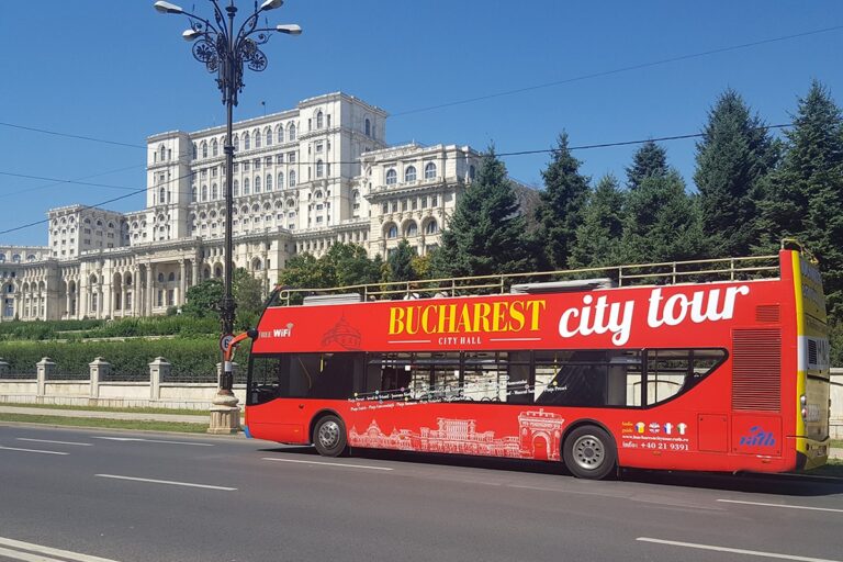 Autobuzele turistice din București ar putea scăpa de influențele politice. Un proiect important urmează să fie votat în CGMB, la mai bine de doi ani de la achiziția celor șase vehicule speciale