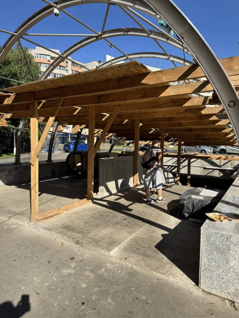 Un bătrânel cu cârje se confruntă cu dificultăți în pasajul pietonal Obor: scările rulante sunt nefuncționale de două luni