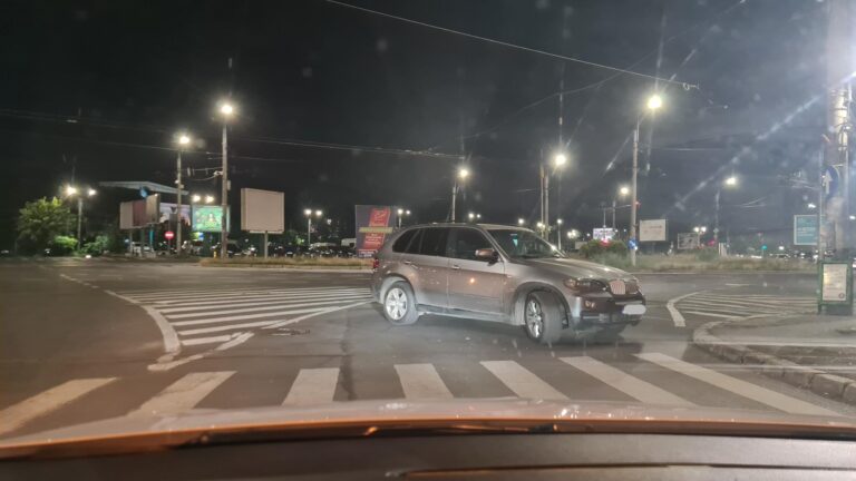 Un bucureștean a blocat o intersecție din Sectorul 5 cu mașina sa parcată