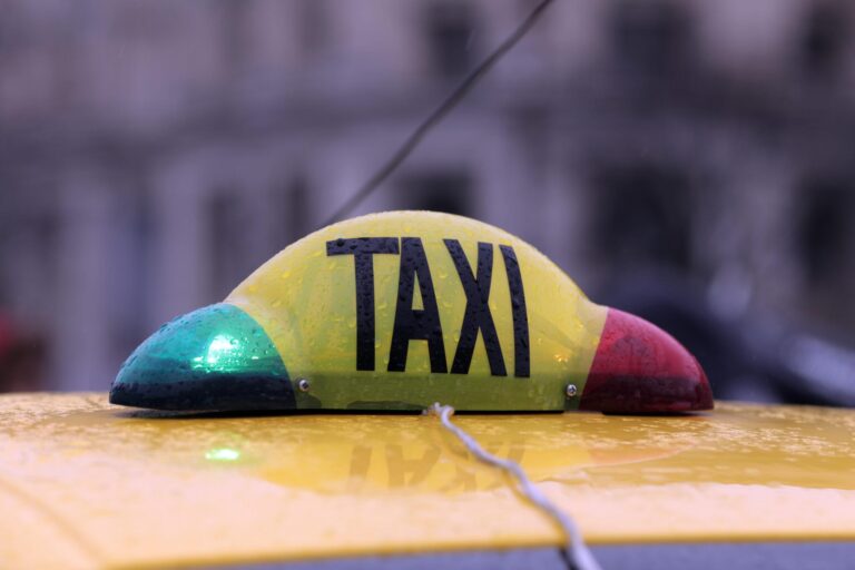 Un taximetrist a solicitat 400 de euro unui turist de 90 de ani pentru o cursă Aeroportul Henri Coandă – centrul Bucureștiului, acum este investigat pentru înșelăciune