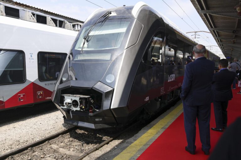 VIDEO | Leon, primul tren diesel construit în România în ultimele opt decenii, a plecat din Gara de Nord, întâmpinat de fanfara la Băneasa
